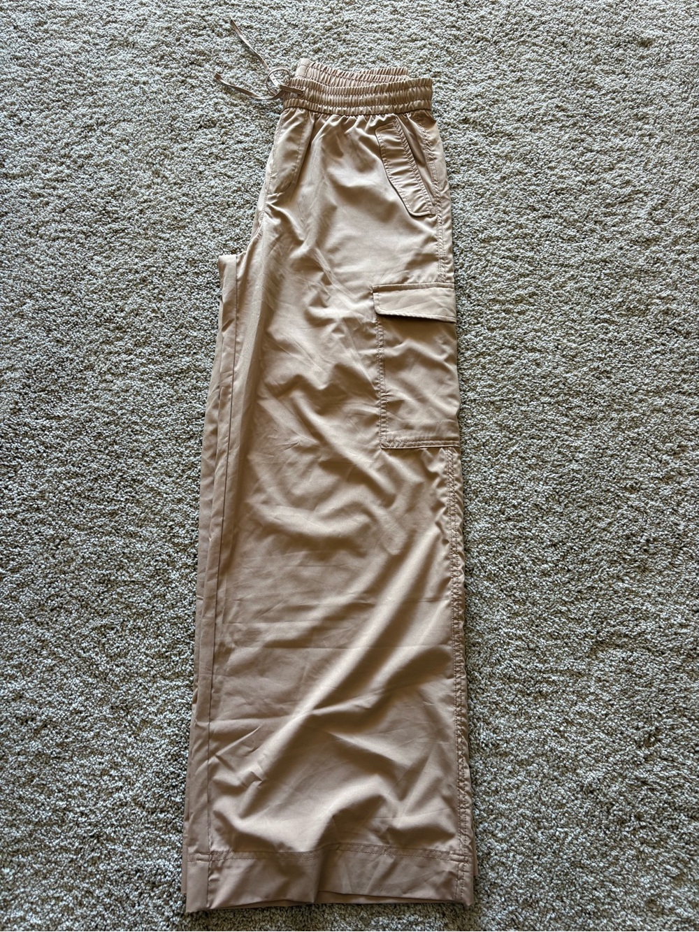 Old Navy Wide-Leg Cargo Pants in Light Tan - Picture 2 of 5